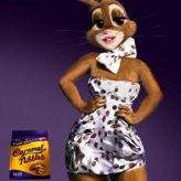 Cadbury и агентство Fallon продвигают модный fashion-аксессуар от модельера Giles Deacon Cadbury и агентство Fallon продвигают модный fashion-аксессуар от модельера Giles Deacon