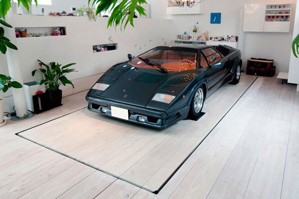 This Japanese garage is a veritable minefield of Lamborghinis City