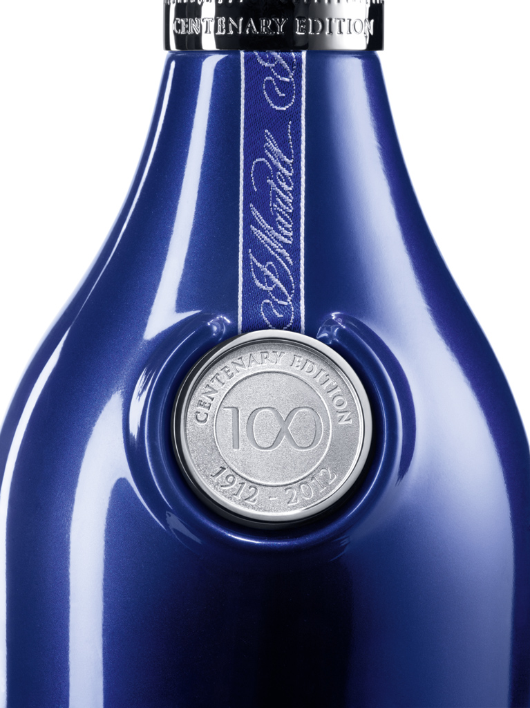 Century blue. Martell cordon bleu. Мартелл 100 cordon bleu. Martell cordon bleu 1960. Новая бутылка Martel.